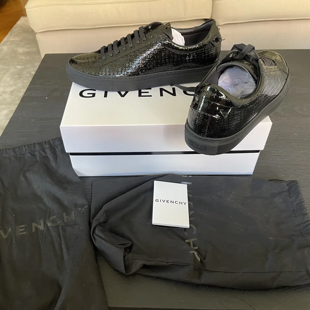 Säljer ett par Givenchy skor, storlek 42. Beställda från Givenchys egna sida. Aldrig använda.   Kartong och dustbag medföljer. . Skor.