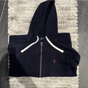 Ralph Lauren Zip Hoodie - Snygg Ralph Lauren Zip Hoodie i fint skick  Storlek: M Skick: 9/10
