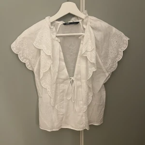 Vit blus  - SLUTSÅLD PÅ ZARA! Jättesöt men har aldrig kommit till använding där av säljer jag 🥲