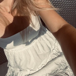 vit klänning - världens sötaste klänning!!!💖💖 säljer även samma i svart