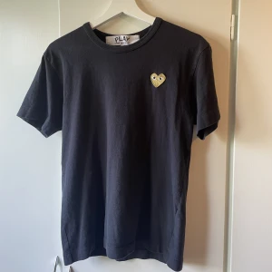Cdg t-shirt - Svart Cdg t-shirt i strl S. Skick 8,5/10