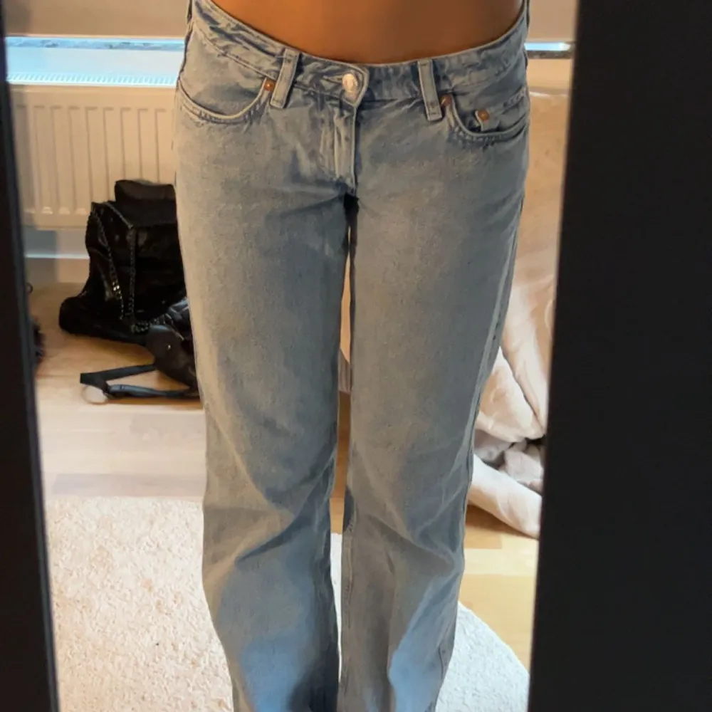 Jättefina lågmidjade jeans från weekday, nypris: 590. (2:a bilden är lånad) Jag är 164 och de är liite långa på mig❤️Tryck gärna på köp nu. Jeans & Byxor.