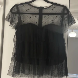 Zara Blus - Superfin blus från zara säljer pågrund av för stor. Skriv för fler bilder/feågor🤍