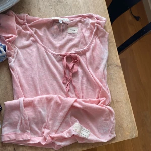 Underbar liten blus från odd molly!  - Så fin blus/t-shirt från Odd Molly i ljusrosa med knytning framtill. Två supersmå hål framtill, nästan osynliga. 