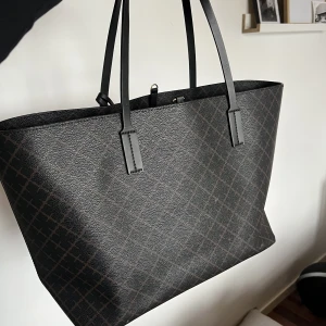 Handväska - Hej!!  Säljer min fina Malene Birger väska, använd ett fåtal gånger så är i gott skick! Säljes på grund utav att jag inte använder den så ofta så ser att den kan ha mer nytta hos någon annan🥰 Fraktar!!