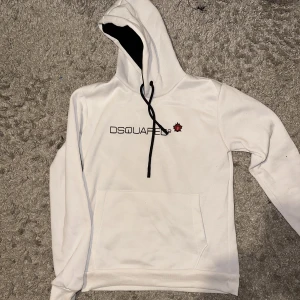 Hoodie  - Simpel grå Dsquared2 hoodie. Varm och skön, kan ej användas passar tyvärr inte längre. 