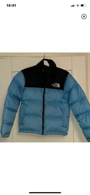 Säljer min fina blå North face jacka som jag har fått så många komplimanger om. nypris är 3699. Den har spår av användning (dm för mer info) men inget som syns mycket. Skulle kunna byta mot en svart likadan strlk M/S.❤️