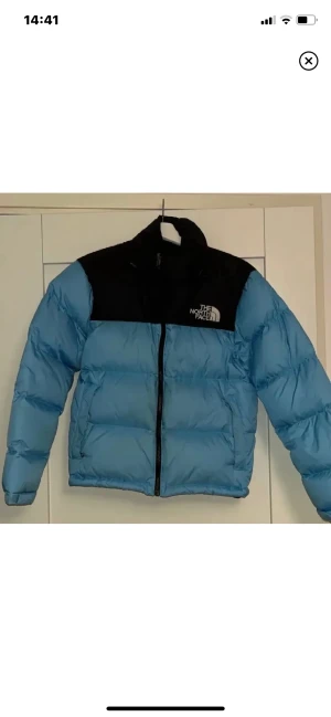 North face jacka - Säljer min fina blå North face jacka som jag har fått så många komplimanger om. nypris är 3699. Den har spår av användning (dm för mer info) men inget som syns mycket. Skulle kunna byta mot en svart likadan strlk M/S.❤️