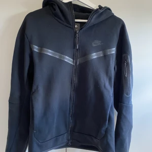 NIKE tech fleece  - Säljer min Nike tröja då jag inte använder den längre.