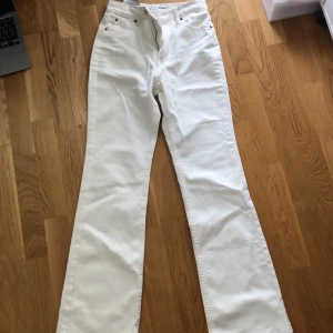 Stradivarius Jeans - Jätte snygga vita bootcuts från Stradivarius. Aldrig använda 