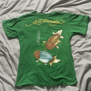 Ed Hardy tröja  - Unik ed Hardy tröja med tryck bak och fram i fint skick, står ingen storlek men skulle säga att den är en S. Använd gärna ”köp nu”