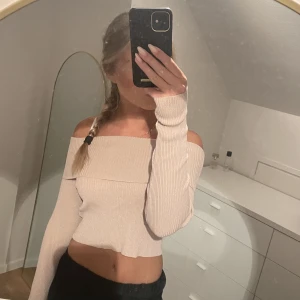 Off shoulder tröja - Ribbad off shoulder tröja. Babyrosa färg med ett stretchigt material. Tröjan passar som både vardags outfit och fest outfit. Storlek S passar även som Xs. Säljer billigt och pris kan diskuteras!