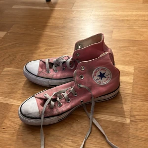 converse skor - jätte snygga converse i rosa. skit snygga använda fler tal gånger. säljer för att dem ut kommer till användning längre. bästa me converse e att man kan tvätta dem i tvättmaskinen.
