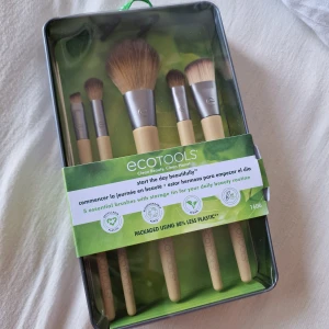 Sminkborstar - Oanvänd och oöppnad, säljes då jag fick en likadan i present🦋