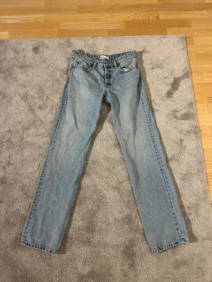 Zara low waist jeans  - Säljer mina zara jeans då jag inte kan ha dom längre, jättefina i sicket förutom hålet därav priset 💕