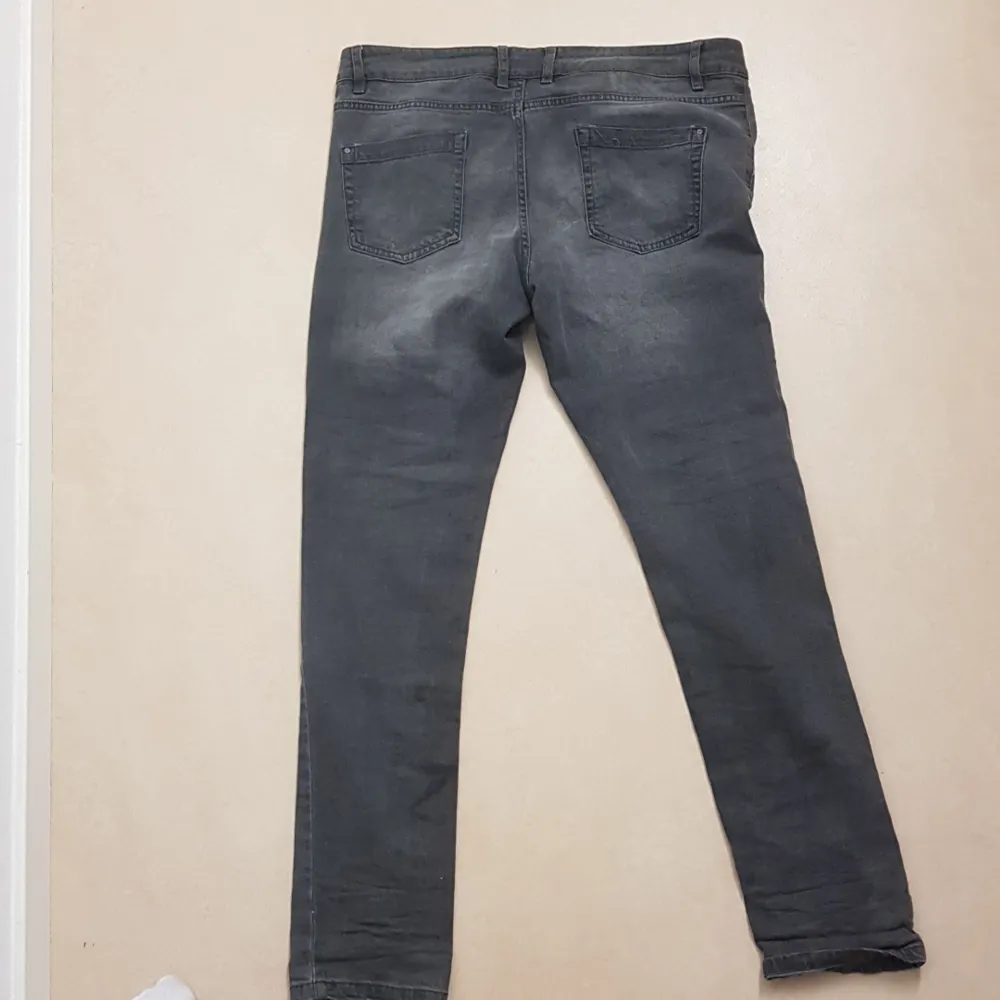 Dam Jeans Esmara köptes för 300kr. Helt ren och fin😊👍🏻.Är använd fåtal gånger och har tagits väl hand om. Jag säljer för 200kr....Pris kan sänkas💬.. Jeans & Byxor.