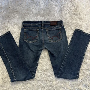 Lågmidjade jeans  - Säljer dessa jättesnygga lågmidjade straight jeans❣️  Innerbenslängden är 80cm. Jeansen passar en XS-S. Skriv om du har mer frågor eller vill ha mer bilder 💓