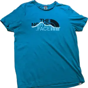 The North Face t-shirt i fint skick Men är för liten för mig Tröjan är lite grönblå vilket den sista bilden visar färgen på tröjan bättre 