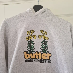 Butter hoodie - Så fin hoodie från butter goods. Storlek M men ganska stor i storleken. Inte alls mycket använd, så nästan som ny!