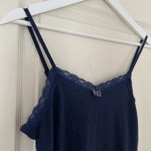 Marinblått linne med spets - Säljer detta fina linnet som passar både som nattlinne eller till vardags. Skriv i de om du vill ha fler bilder, pris kan diskuteras💙