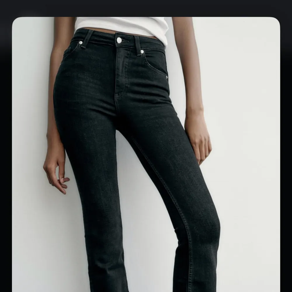 säljer dessa jeans från zara då dom ej använda men de är verkligen inge fel på dom💕. Jeans & Byxor.