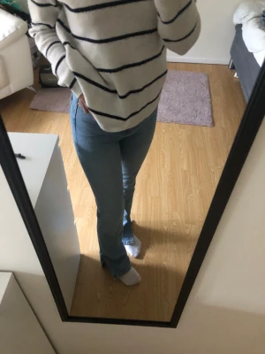 Snygga jeans - Säljer dessa jeans då dom aldrig används längre. Fint skick. (Frakt 75kr)