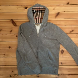 Burberry ziphoodie  - Tja! Säljer ju min gråa burberry ziphoodie i storlek M. Skicket är 9/10 och finns inget täcken på användning! Tveka inte på att skriva, vid frågor!