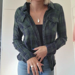 Skjorta - Mörk blå/mörk grön skjorta  Från h&m storlek 38