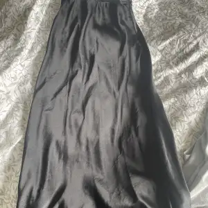 Svart kjol från lager 157, köpt för något år sedan men kommer inte till användning längre💖obs finns ett superlitet hål vid dragkedjan som knappt syns