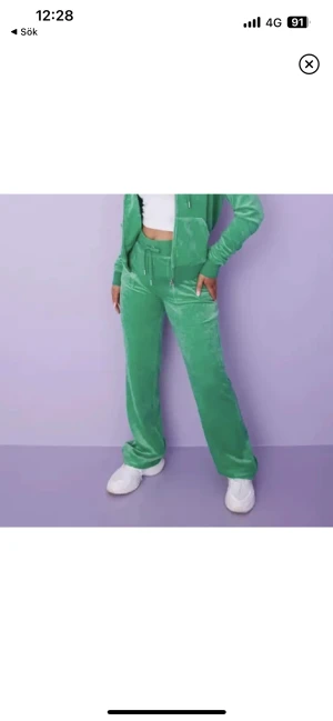 Juicy couture set - Gumdrop green  Har fickor baktill på byxorna 