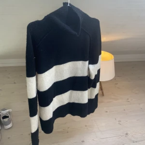 Tröja - En finstickad tröja från weekday. Storlek S men är i oversized fit. 