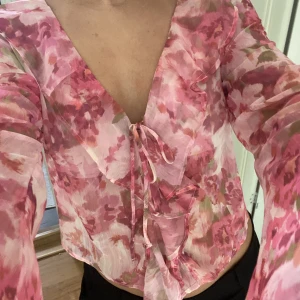 Supersöt  - Super söt topp(obs har ett litet hål men ej synligt)