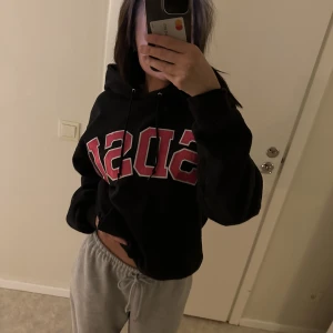 huvtröja - huvtröja från champion storlek M, knappt använd så fint skick 🩷