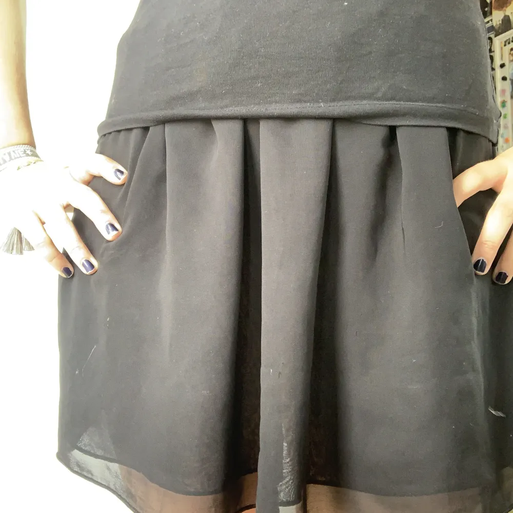 Svart kjol som jag köpte på sellpy för typ ett år sen💗 Säljer den för att den inte passar , köparen står för frakten. Kjolar.