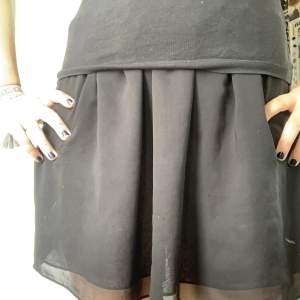 Svart kjol som jag köpte på sellpy för typ ett år sen💗 Säljer den för att den inte passar , köparen står för frakten