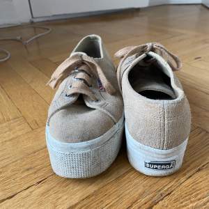 Platåsneakers från Superega i beige mocka! Jättefina och snygga!!