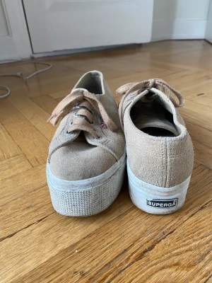 Superega platåsneakers - Platåsneakers från Superega i beige mocka! Jättefina och snygga!!