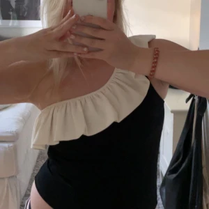 Volangtopp  - Supersöt volangtopp från hm, tyvärr har den ej kommit till användning💗💗 storlek M men skulle säga den passar S