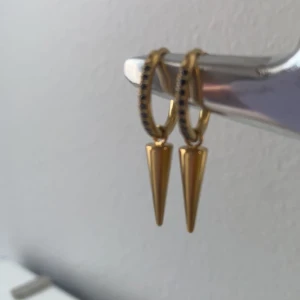 edblad örhängen - hjälper min kompis att sälja hennes populära ”peak hoops sparkle black gold” edblad örhängen, de har använts fåtal gånger så de är nästan som nya! frakt tillkommer! 