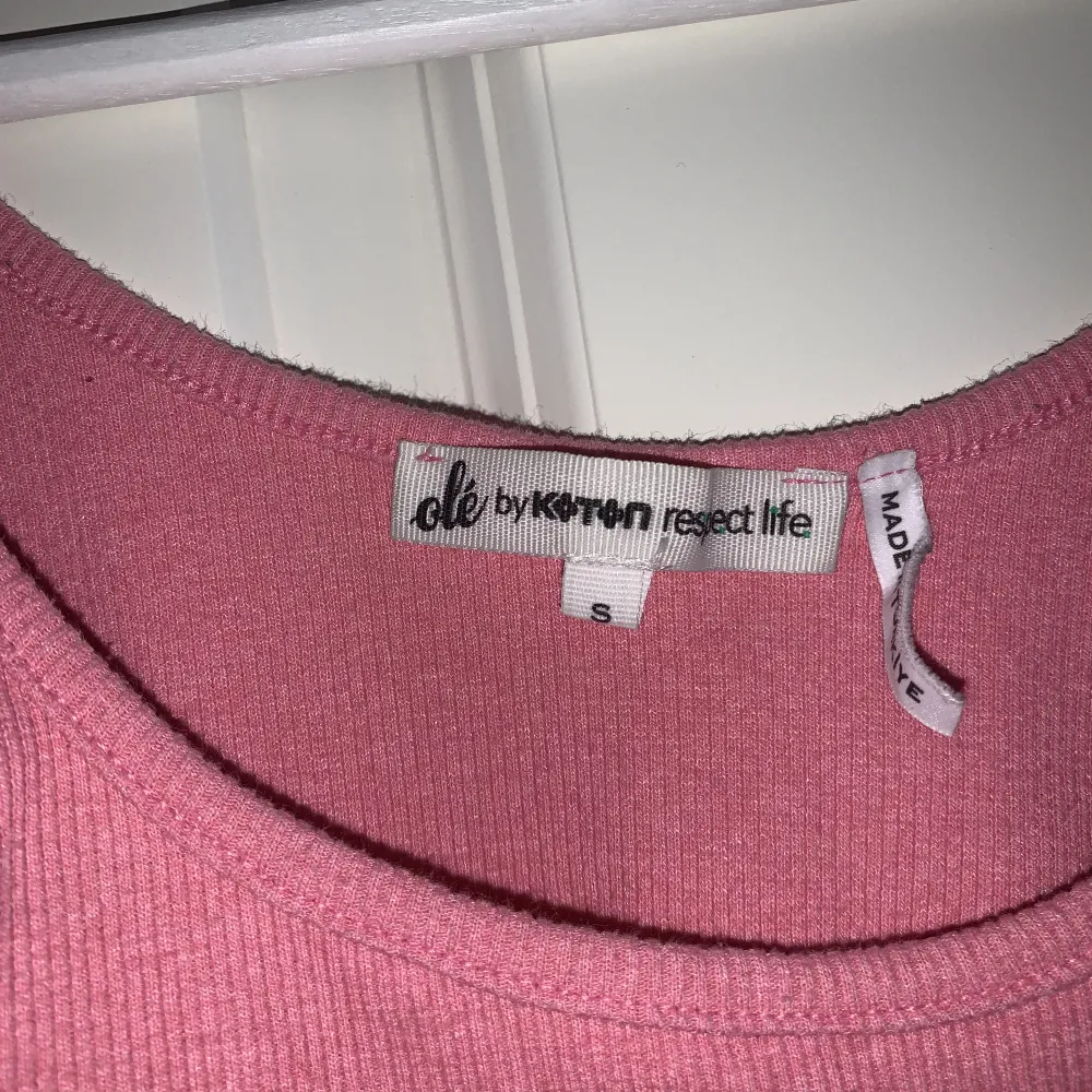 Rosa linne köpt i Turkiet jag säljer för det är för kort. Toppar.