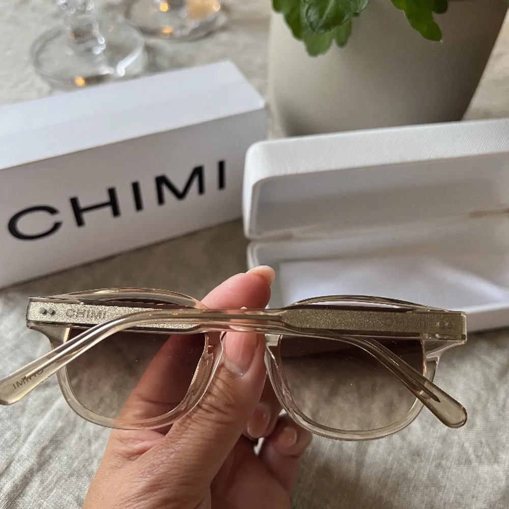 Säljer ett par chimis solglasögon pga av köp av ny model .Väldigt fint skick kartong och fodral medföljer.frakt ingår ord pris 1250kr. Asusteet.