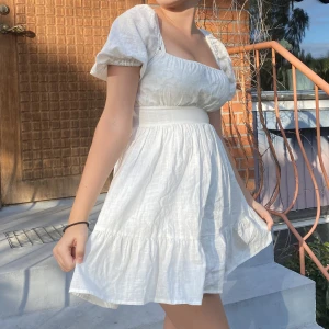 Vit klänning - Säljer denna superfina klänningen som jag inte använder så ofta längre. Den passar bra till sommaren och har en rygg som jag dör för😍😍.  Jag kan fixa fler bilder om någon är intresserad!