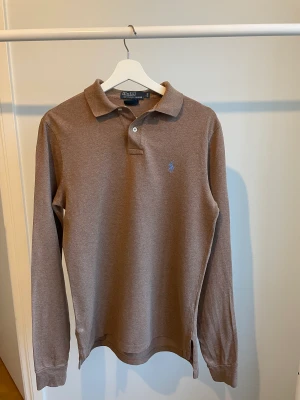 Ralph Lauren piké långärmad  - Fräsch långärmad ralp lauren piké i beige