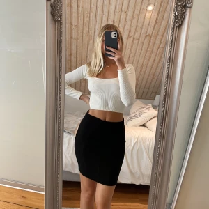 Svart minikjol - Svart, stickad minikjol från BikBok. Figursydd men stretchig. Fint skick. Köparen står för frakt 