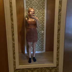 Jeansklänning - Unik jeansklänning. Perfekt längd och fin färg. Använd 1 gång. 