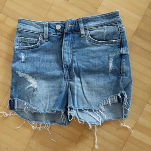 Blåa denimshorts  - Blåa denimshorts från H&M, använd endast 2 gånger.