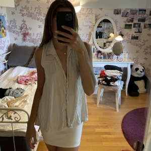 Skjort linne - Skjort-linne i bomull.  Super mysigt material och går att styla hur man vill🫶🏻