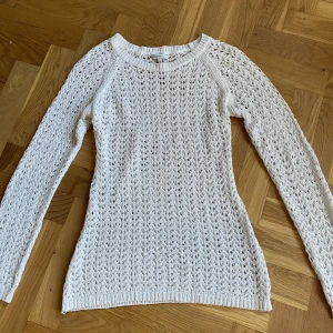 Hålstickad tröja - Vit hålstickad tröja från Rosebud i storlek S. Väl använd men är i bra skick 😊