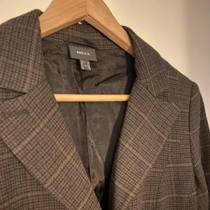 Brun kavaj - Brun kavaj i fint skick från mexx. 