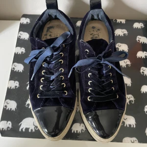 Sneakers i sammet - Massimo Dutti - Säljer mina suuuupersöta sneakers från Massimo Dutti! De är i bra skick då de inte använts så mycket 💙